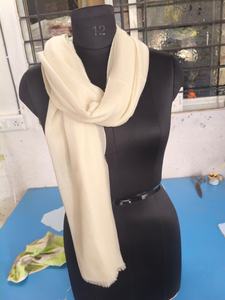 Chal de lana merino puro suave y ligero hecho a medida, calidez sostenible con estilo elegante. Ideal como base perfecta para bordar. - Product Image 6