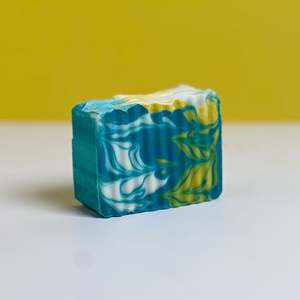 Savon artisanal CHASING WAVES, savon solide pour le soin de la peau avec beurre de karité, papaye et curcuma - Product Image 2