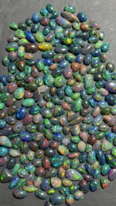 Opale noire éthiopienne authentique, cabochon, brillante, opale noire de Welo, pierre d'opale noire ovale, pierre précieuse d'opale noire à prix de gros - Product Image 3