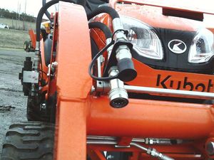 Mini-tracteur Kubota BX23S avec pelle rétrocaveuse et chargeur frontal tout-en-un, pompe hydraulique MOOG, capacité de charge nominale de 9 tonnes et moteur - Product Image 6