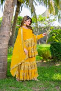 Costume Sharara gracieux le plus vendu avec Kurti brodé lourd et fond évasé pour les célébrations festives et les cérémonies de mariage - Product Image 5