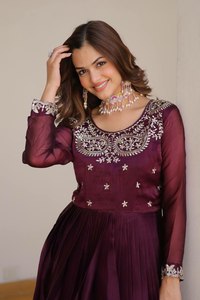 Tela de seda pura inspirada en Bollywood Hermoso bordado Cuello redondo Tasa al por mayor Vestido largo Anarkali con Dupatta - Product Image 3