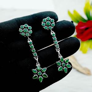 Pendientes de tuerca finos de Plata de Ley 925 Esmeralda verde natural Diseño minimalista elegante para bodas y aniversarios - Product Image 3