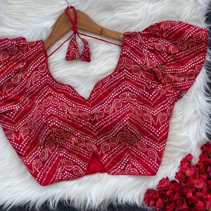 เสื้อเบลาส์ผ้าคอตตอนสไตล์โมเดิร์นตัดกับคอวีมีลายแฟนซีเสื้อพิมพ์แบบ bandhini มีสีพิมพ์ bandhini - Product Image 1