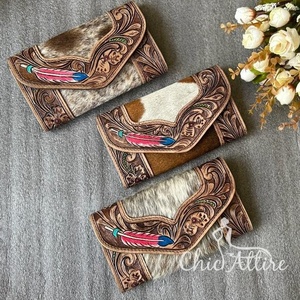 Pochette usinée occidentale faite à la main Style Vintage Design Antique cheveux de vachette sur portefeuille en fourrure avec fentes pour cartes de crédit - Product Image 1