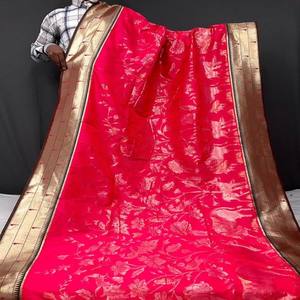 Sari VASTRA COTTAGE de Seda Paithani Pura y Suave con Diseño de Pallu Tejido, Patrones de Zari Dorado y Plateado, Elegante Ropa Étnica para Mujer - Product Image 4