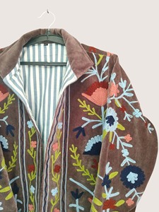 Ropa de abrigo informal de invierno para mujer, talla grande, con cuello redondo, de algodón bordado bohemio, ecológico, con estampado floral Suzani y manga larga. - Product Image 4