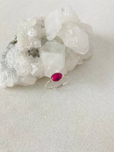 Calcedonia fucsia 7x9mm Ajuste de bisel ovalado minimalista eternidad Vermeil anillo apilable sólido Plata de Ley 925 joyería fina - Product Image 6