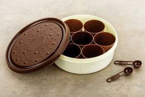 Caja Redonda para Especias ProSpice, Organizador de Especias de Plástico con 7 Compartimentos, Cuchara y Tapa con Cierre - Marrón - Product Image 4