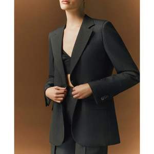 La mejor opción de chaqueta de un solo pecho a rayas para mujer, hecha a mano en Vietnam, servicios ODM con tejido no tejido - Product Image 1