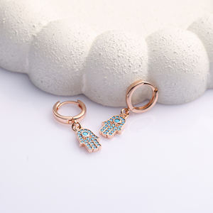 Pendientes Colgantes de Plata 925 Chapados en Oro con Diseño de Hamsa y Circonita Turquesa, Hechos a Mano en Turquía, Venta al por Mayor - Product Image 3