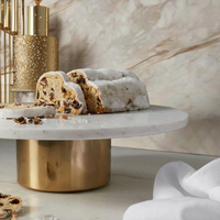 Luxueux support à gâteau rond en marbre blanc avec base en or matériau en bois élégant pour servir des desserts et présenter des gâteaux