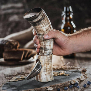 Gobelet à bière Viking Culture personnalisable en verre naturel et métal inspiré des cornes de boeuf avec support Design inspiré du vin - Product Image 2