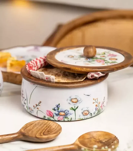 Caja de Chapati de madera En madera natural clara con tapa de estampado floral azul y salvia, disponible a precios al por mayor - Product Image 4