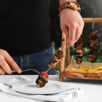 Support pour brochettes en bois d'olivier |   Fabriqué à la main en Tunisie |   Vente en gros |   Gravure de logo personnalisée
