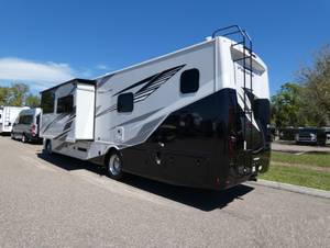 1F66F5DN1R0A03825 Nouveau camping-car de luxe classe A 2025 avec moteur à essence et intérieur spacieux à extension coulissante - Product Image 3