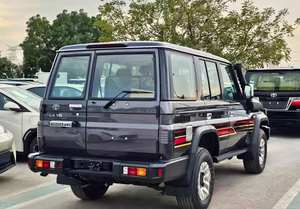 SUV d'occasion gris propre 2024, 76 places, toit rigide, essence, sièges en cuir, boîte automatique, conduite à gauche, pack technologique - Product Image 3