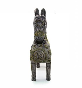 Bois Craving Arts Vente en gros OEM personnalisé Support Artisanat Logo Petit cheval en bois avec motif brocart Mong à la main - Product Image 4