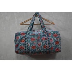 Bolsa de Viaje de Lona Acolchada Estilo Boho, Estampado Floral Indio Hecho a Mano, Bolsa de Fin de Semana de Lujo Ligera con Asa para el Hombro - Product Image 2