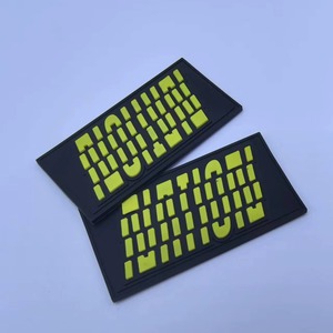 Parches de PVC Suave Premium con Logotipos Personalizados para Ropa Urbana, Deportiva y de Moda, al por Mayor - Product Image 4