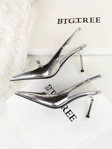 รองเท้าส้นสูงหัวแหลมแบบมีสายรัดด้านหลังของผู้หญิงรองเท้าส้นตึกหนังสิทธิบัตรมีพื้นรองเท้าใส่สบาย - Product Image 5