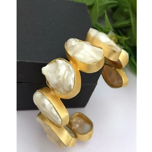 Precioso brazalete con motivo floral dorado, brazalete de diseño de trébol de lujo, pulsera de oro elegante inspirada en Boho para mujeres y niñas - Product Image 1