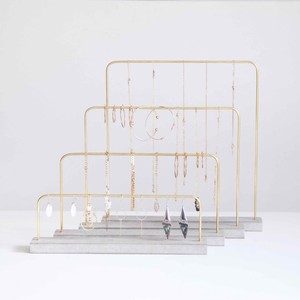 Les supports à bijoux en métal luxueux les plus demandés ajoutent une touche de luxe sans envahir l'espace - Product Image 1