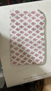 Sacs à provisions matelassés Kantha brodés à la main imprimés de petits motifs de flore fabriqués à partir de tissus imprimés en coton - Product Image 5