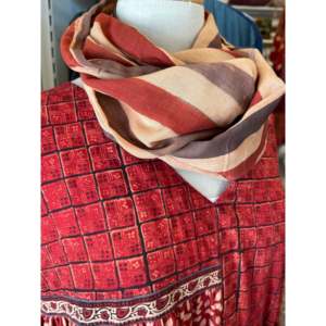 Cache-col en mousseline fine à rayures Ajrakh, jambières élégantes - Product Image 1