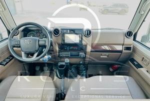 Toyota Land Cruiser Serie 70 2026 Bianco, Pickup 4.1-6L Benzina Manuale, 4 Posti, Sedili in Tessuto Scuro, Pneumatici R17, Guida a Sinistra - Product Image 2