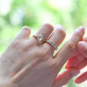 Anillo de sello de diamante cultivado en laboratorio ovalado de corte de Rosa fina de oro de 18 quilates con banda de media eternidad de corte esmeralda, regalo perfecto para fiesta de boda - Product Image 4