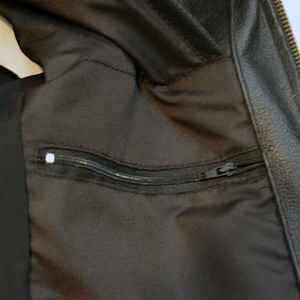 Estilo personalizable de alta calidad al aire libre genuino hombres Chaleco de cuero cálido e impermeable en diferentes tamaños Chaleco de cuero de color sólido - Product Image 3