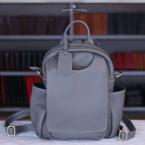 Mochila de cuero de vaca de lujo para hombres y mujeres Estilo urbano atemporal con diseño elegante, de alta calidad - Product Image 1