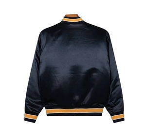 Chaqueta universitaria de satén personalizada para hombre, venta al por mayor, chaqueta de bombardero de seda de satén bordada en blanco de alta calidad para UNIVERSIDAD DE Hip Hop para hombre - Product Image 4