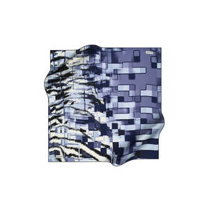 Écharpe en crêpe de soie bleu marine imprimée léopard - Product Image 1