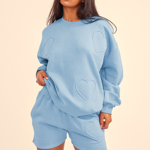 Ensemble sweat à capuche et short personnalisés pour femmes impression de logo personnalisé tenue de sport deux pièces pour les entraînements de gymnastique et vêtements décontractés - Product Image 5