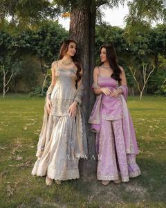 ชุดเสื้อผ้าพรีเมียม ผ้าออร์แกนซ่าเนื้อนุ่ม ปักลายแบบอสมมาตร พร้อมกางเกงและผ้าคลุมไหล่ เย็บอย่างประณีต เนื้อผ้าเรียบเนียน ดูหรูหรา สไตล์วินเทจ เหมาะสำหรับงานปาร์ตี้ - Product Image 1