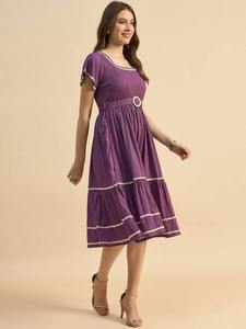 Venta al por mayor de vestido Midi elegante con estampado floral perfecto para fiestas en el jardín y salidas casuales de verano a granel - Product Image 3