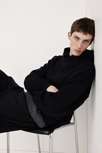 Sweat à capuche coupe ample et décontractée pour homme doublé en jersey de coton mélangé noir à manches longues avec poches latérales kangourou - Product Image 5