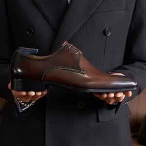 Chaussures en daim rétro avec détails perforés et design léger, chaussures décontractées pour hommes, chaussures tendance - Product Image 4