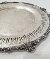Assiette de présentation ronde vintage en métal faite à la main avec motif floral gravé, finition polie, style européen, argent micronisé, pour mariage