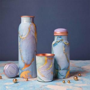 Bouteille d'eau en cuivre à imprimé marbre bleu antimicrobien, stimulant du système immunitaire, propriétés antioxydantes et anti-inflammatoires pour les fêtes - Product Image 1