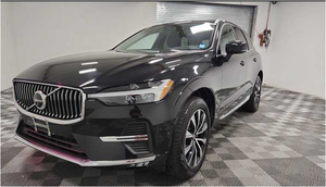 Ligeramente usado en buenas condiciones 2023 Vo-lvo XC60 B5 Plus Dark Theme - Product Image 3