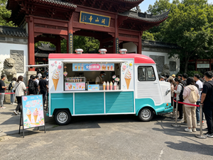 Remorque à crème glacée personnalisée avec congélateur profond et armoire de service mobile pour la vente de glaces molles en ambulance pour parcs de <span class=keywords><strong>plage</strong></span>, services alimentaires et de confiseries, résistante à la rouille - Product Image 2