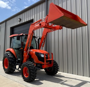 Tracteur à roues Kubota M6060 avec chargeur frontal pour les fermes comportant un moteur puissant et une pompe - Product Image 1