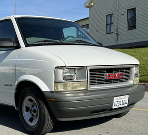 Conduite abordable - Véhicule d'occasion avec conduite à gauche |   Conduite à droite |   2001 G M C SAFARIISS SL - Product Image 1