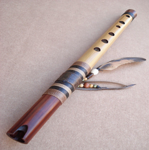 Flûte en bambou sculptée avec des détails en pyrogravure, un instrument à vent rustique parfait pour la musique folklorique, à prix de gros. - Product Image 2