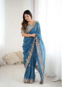 Saree en soie avec broderie lourde, perles et paillettes, tenue traditionnelle indienne élégante - Product Image 5
