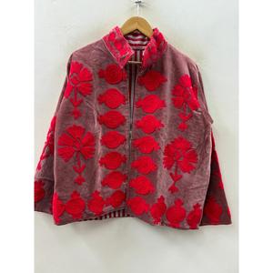 เสื้อแจ็คเก็ตบอมเบอร์กำมะหยี่ปักลายซูซานีแบบกลับด้านได้ รุ่นกุลบาร์ฮาร์ สีชมพูอมแดงเข้ม งานฝีมือจากไจปุร์ สีแมนดาริน - Product Image 4