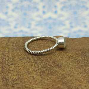 Elegante anillo de diseñador bohemio, piedra lunar facetada arcoíris, Plata de Ley 925, corte de pera, diamante, banda de alambre trenzado, anillo de piedra natal - Product Image 2